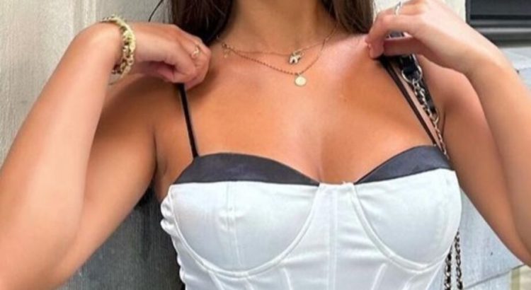 Cinsel Anlamda Doyurucu Hatun Şık Giyinen Konaklı Travesti Yeliz